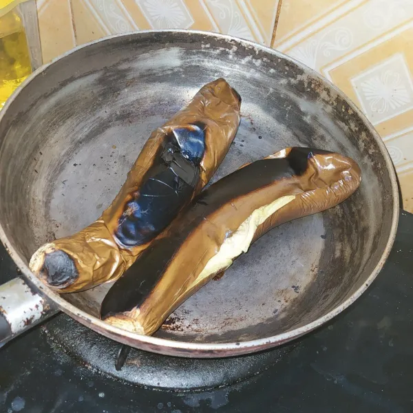 Bakar terong sampai lunak