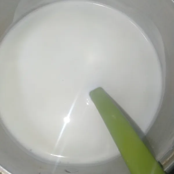 Campurkan tepung agar putih, susu cair, dan gula pasir hingga rata. Lalu masak hingga mendidih sambil terus diaduk.