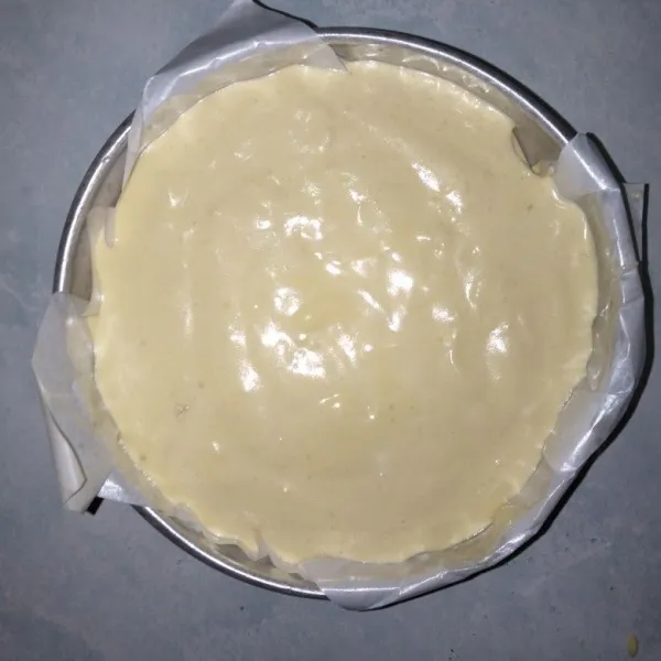 Masukkan adonan ke dalam loyang diameter 16 atau 20 yang sudah dialasi baking paper.