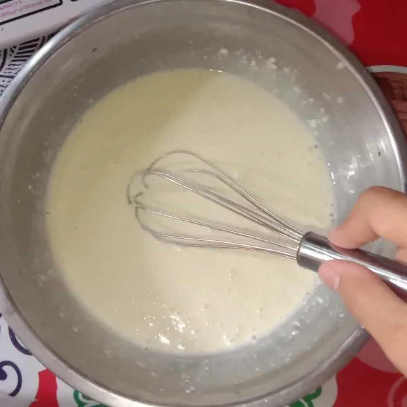 Tambahkan air es aduk rata pakai whisk