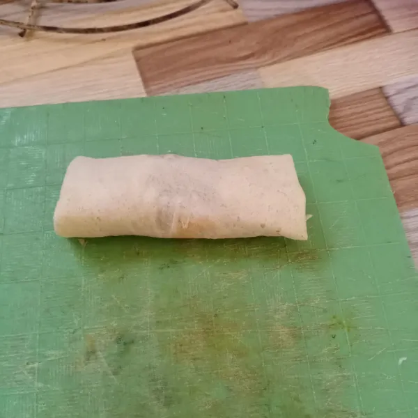 Kemudian gulung seperti membuat risol.