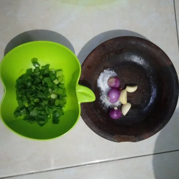 Potong daun bawang. Ulek kasar bawang merah, bawang putih, garam dan gula