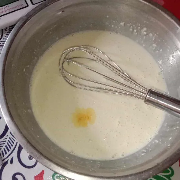 Tambahkan vanila essence dan air jeruk lemon