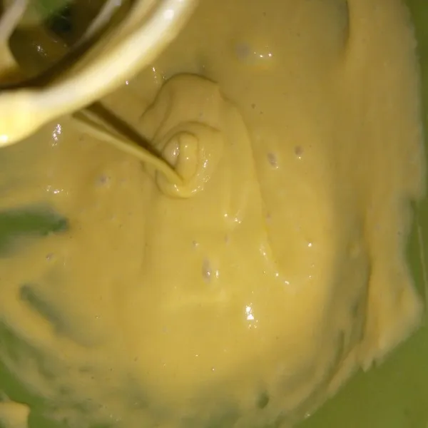 Kocok bahan A menggunakan whisk sampai rata, sisihkan.
