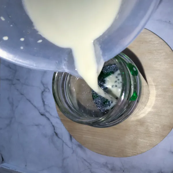 Tuang susu ke dalam botol
