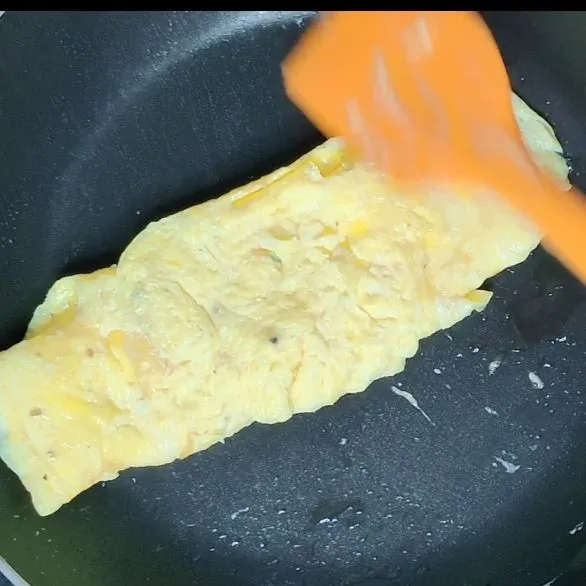 Kocok telur beri sejumput garam, lalu goreng seperti omlet