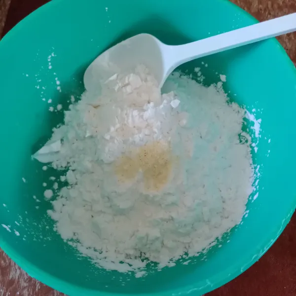 Masukan tapioka, garam dan kaldu bubuk ke dalam wadah. Aduk rata.