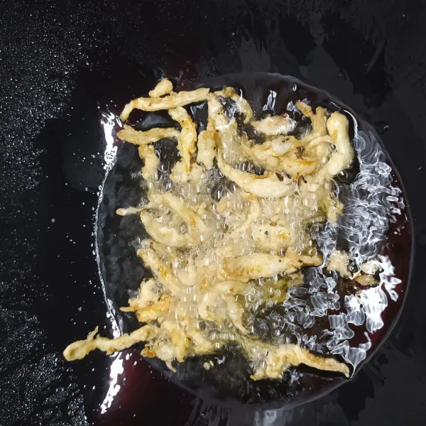 Panaskan minyak, goreng jamur tiram sampai matang kedua sisi. Tiriskan dan sajikan hangat.