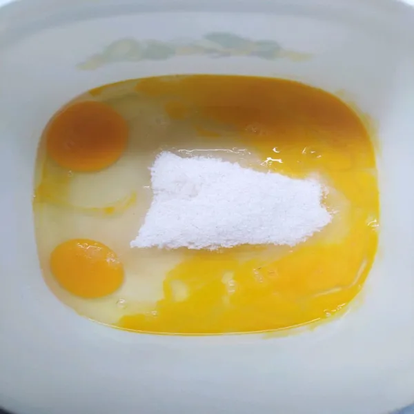 Kocok telur dan gula hingga mengembang dan pucat. Kira-kira selama 10 menit.