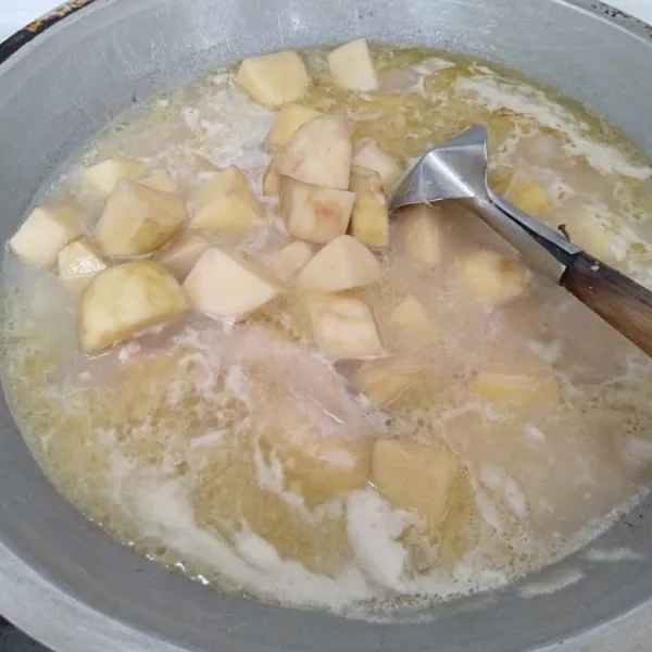 Masukkan kentang dan masak hingga kentang lunak.