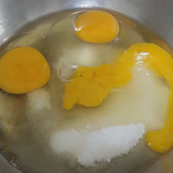 Kocok telur dan gula sampe tercampur rata, lalu masukan SP. Aduk sampai putih dan mengembang.