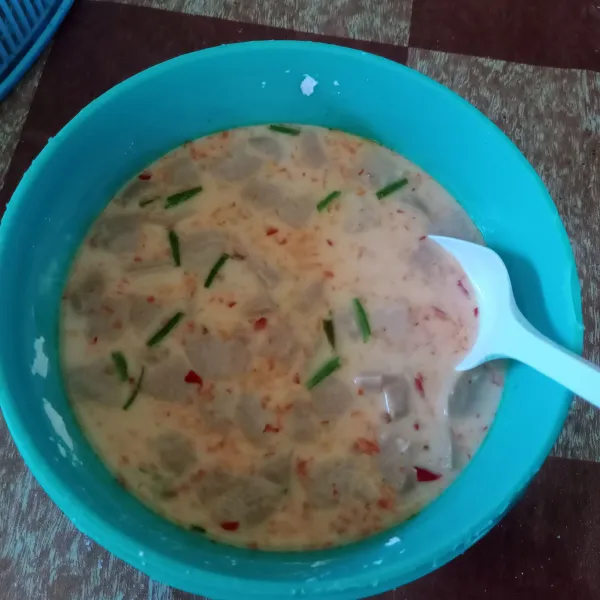 Masukan air, cabe merah keriting, sosis, dan daun bawang. Aduk rata, koreksi rasa.