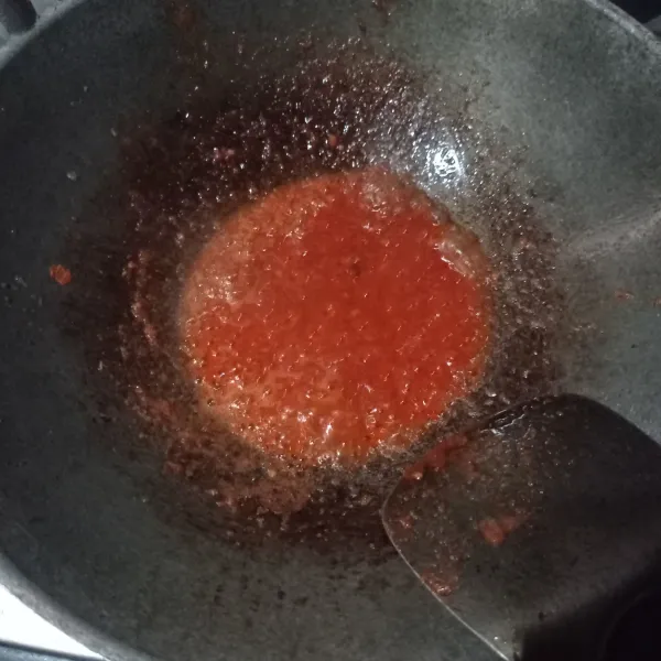 Tumis bumbu sambel yang sudah dihaluskan sampai matang, bumbui garam, gula dan kaldu bubuk, masak sampai bumbu larut