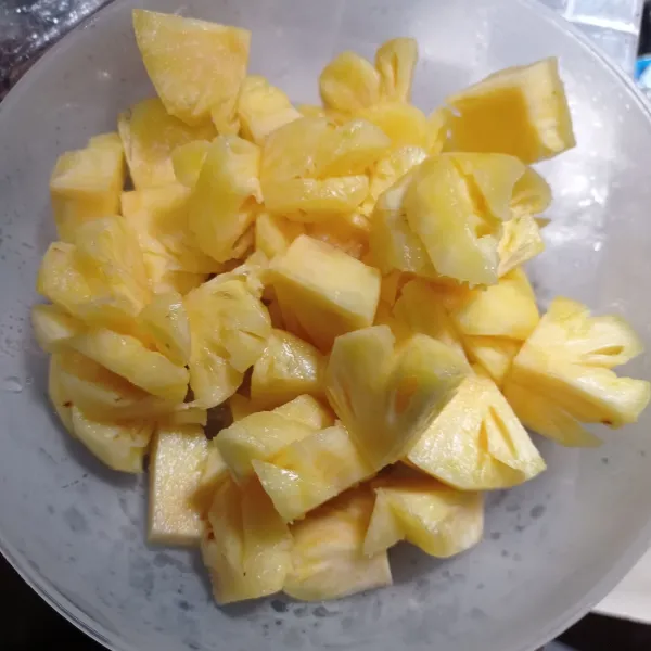 Cuci bersih nanas, potong sesuai selera.