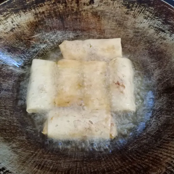 Goreng dalam minyak panas sampai berwarna kuning kecoklatan. Angkat.