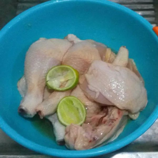 Cuci bersih ayam kucuri dengan air perasan jeruk nipis remas-remas diamkan selama 10 menit lalu cuci bersih lagi