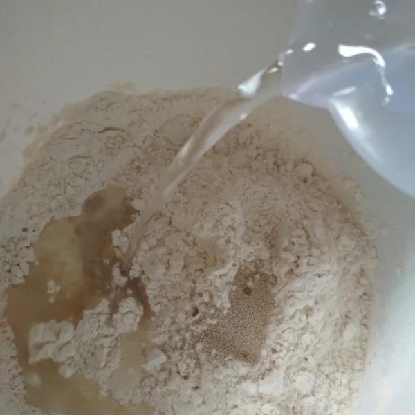 Dalam bowl campur tepung terigu, gula, susu bubuk, garam aduk rata tambahkan ragi instan, minyak dan tuang air perlahan, aduk rata diamkan adonan selama 2-3 jam tutup dengan plastik wrap