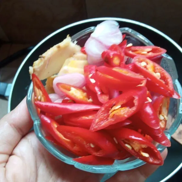Terakhir masukan irisan cabai merah besar, bawang putih, bawang merah dan lengkuas. Tumis hingga harum.
