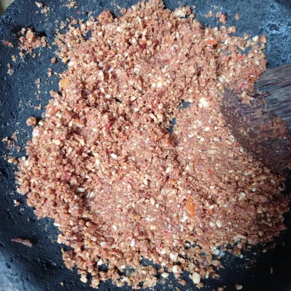 Haluskan cabai rawit dan garam, lalu uleg kasar kacang tanah.