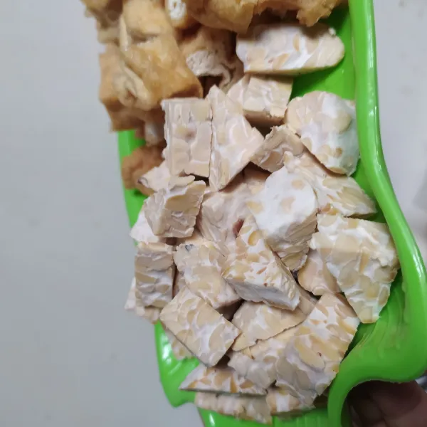 Tempe di potong-potong sesuai selera lalu sisihkan.