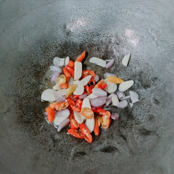 Tumis bawang putih, bawang merah, cabe yang sudah diiris hingga harum