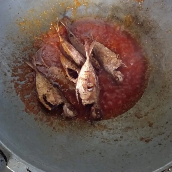 Masukan ikan yang sudah digoreng tadi, aduk hingga tercampur rata dan sambal ikan selar siap disajikan