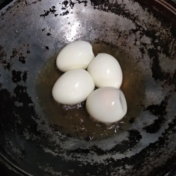 Goreng telur hingga berkulit.