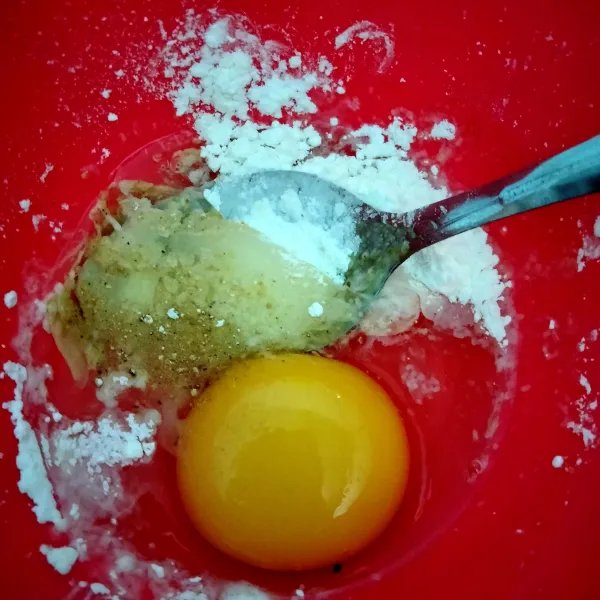 Siapkan wadah, pecahkan telur masukan tepung maizena, kaldu bubuk dan air kocok lepas, sisihkan