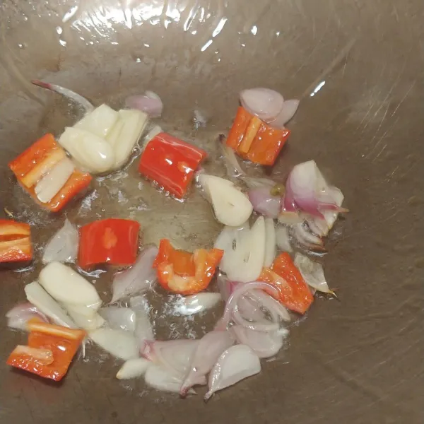 Tumis bawang merah dan bawang putih serta cabe merah besar, sampai harum.