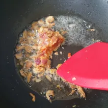 Tambahkan bumbu halus, tumis hingga harum.