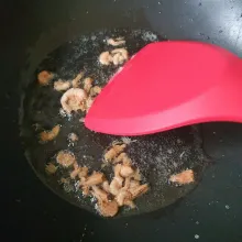 Panaskan sedikit minyak, masukan ebi.
