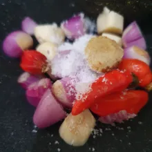 Siapkan bumbu, haluskan bawang merah, bawang putih, cabe dan garam.