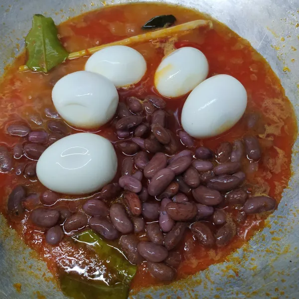 Masukan kacang merah dan telur. Bumbui garam, kaldu jamur dan gula pasir kemudian aduk rata dan koreksi rasa sesuai selera. Masak sampai mendidih.