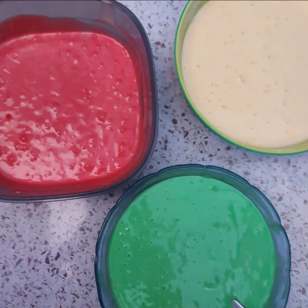 Pisahkan adonan sama banyak ke dalam 3 mangkok. Beri pasta pandan, pasta red velvet dan satu lagi biarkan original.