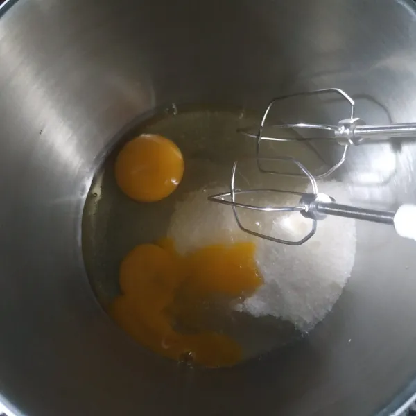 Mixer telur dan gula sampai putih dan tercampur rata.