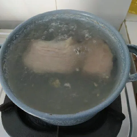 Cuci bersih daging, kemudian rebus sampai empuk.