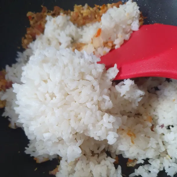 Masukan nasi putih, masak hingga bumbu meresap. Tambahkan kaldu jamur, koreksi rasa