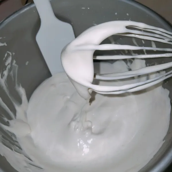 Kocok telur, gula, tbm hingga putih kental berjejak