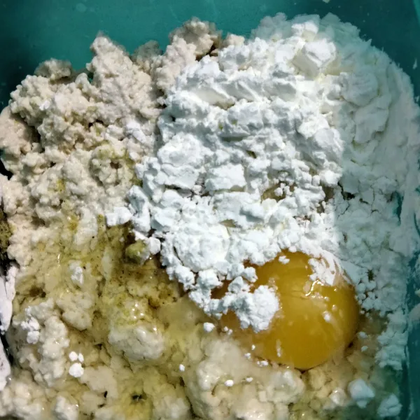 Masukan telur, tepung maizena, garam dan kaldu bubuk aduk sampai rata