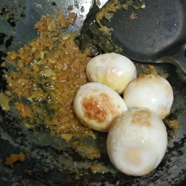 Tambahkan garam, gula dan kaldu bubuk. Masukan telur. Aduk rata.