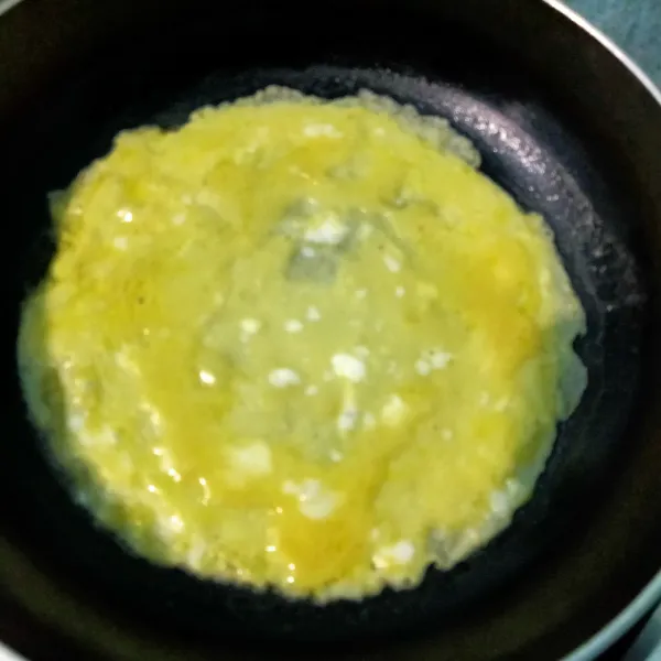 Siapkan wajan lelehkan mentega lalu masukan kocokan telur menjadi telur dadar