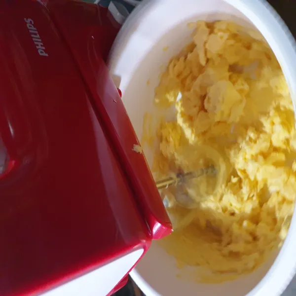 Turunkan kecepatan mixer menjadi pelan, sambil dimasukan garam dan telur.