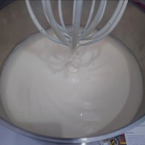 Mixer speed tinggi telur, gula, emulsifier dan vanili hingga putih, kental dan mengembang.