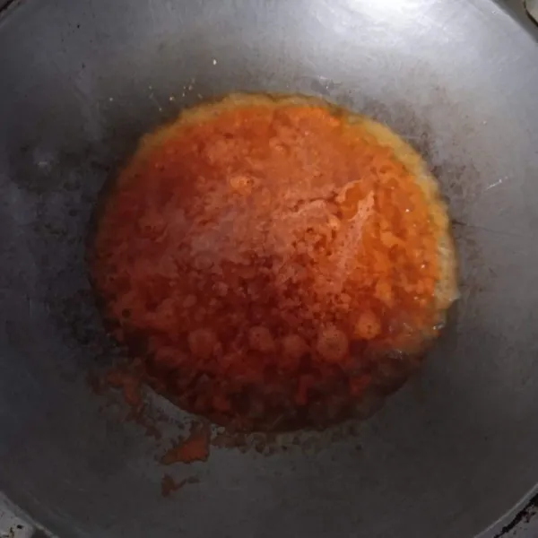 Tumis bumbu yang sudah dihaluskan tadi hingga wangi, lalu tambahkan sedikit air, aduk aduk, tambahkan garam, micin, gula secukupnya