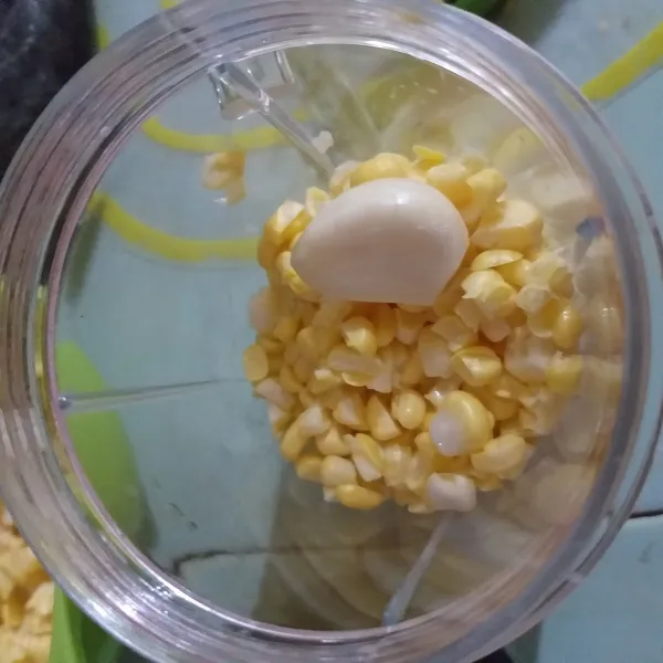 Bagi dua jagung yang sudah disisir, sebagian dihaluskan bersama bawang putih, sisanya sisihkan untuk campuran.