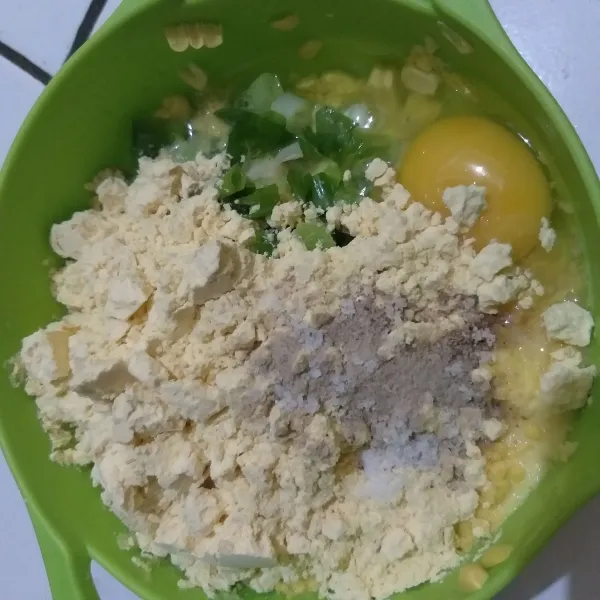 Campurkan jagung yang sudah dihaluskan bersama sisa jagung, telur, corn meal, dan bumbu lainnya. Aduk rata.