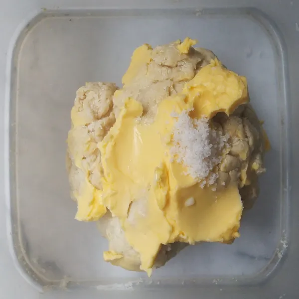 Masukan margarin dan garam. Ulen hingga kalis elastis.