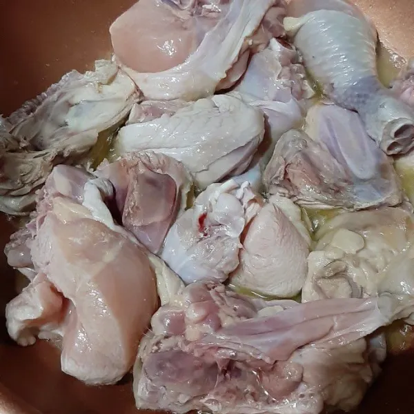 Siapkan wajan, masukan margarin, minyak dan ayam. Nyalakan api, masak dengan api sedang sampai ayam matang. Tidak perlu menambahkan air karena akan berair dengan sendirinya dari ayam.