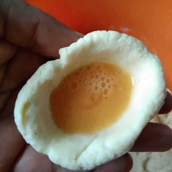 Ambil adonan secukupnya, bulatkan kemudian bentuk cekung. Isi dengan telur yang sudah tercampur dengan garam dan kaldu jamur
