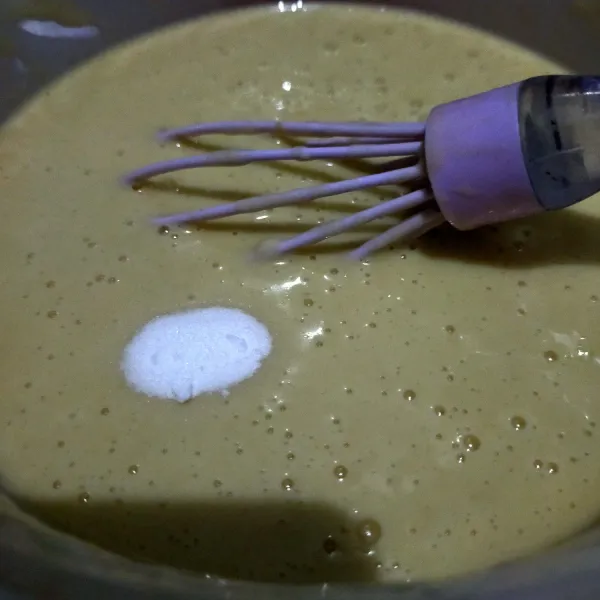 Terakhir, masukkan soda kue, aduk rata.